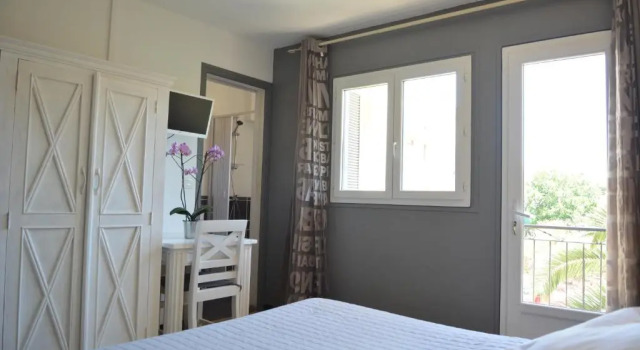 Двухместный номер Standard с балконом Hôtel le Grillon