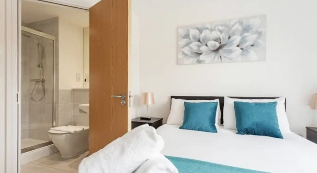 Two Bedroom Apartment With Balcony, Varaa Huoneisto Asunnot kohteessa Merseyside, Huoneisto