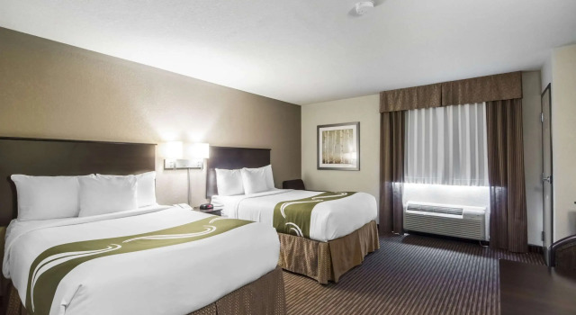 Четырёхместный номер Standard Quality Inn & Suites Thompson