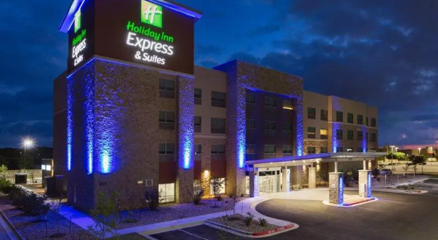 Люкс c 1 комнатой Holiday Inn Express and Suites San Marcos South by IHG