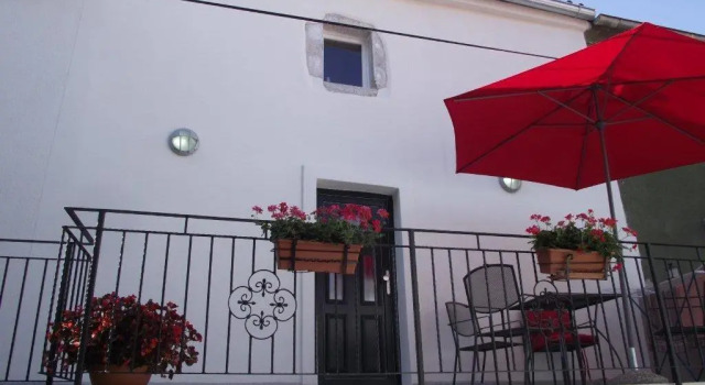 Apartments Dobrinj, Varaa Huoneisto Hotellit Kvarner Islands uima-altaalla, Uima-allas