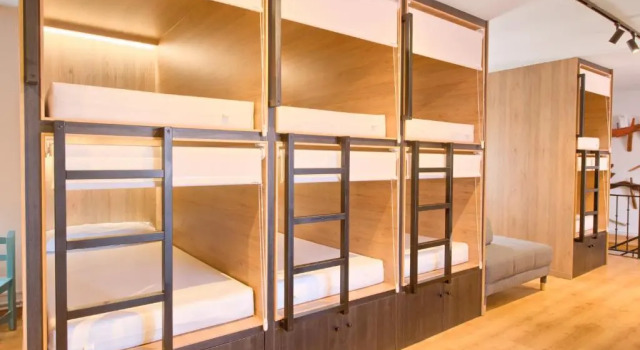 Кровать в общем номере Albergue LaMorena