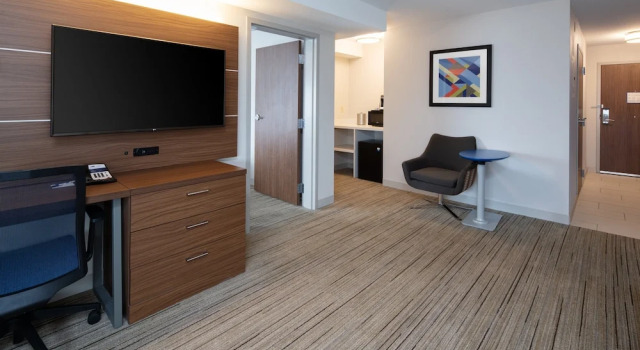 Четырёхместный люкс Holiday Inn Express Hotel & Suites SeaTac by IHG