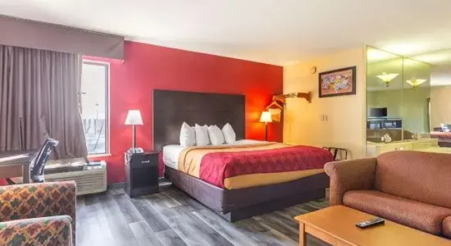 Люкс Econo Lodge & Suites Clarksville near Governors Square Mall