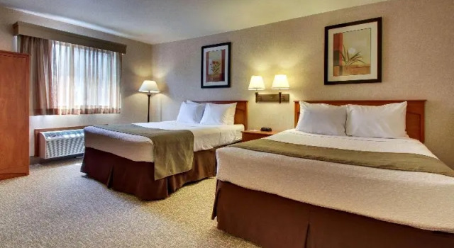 Четырёхместный номер Standard с балконом Best Western West Hills Inn
