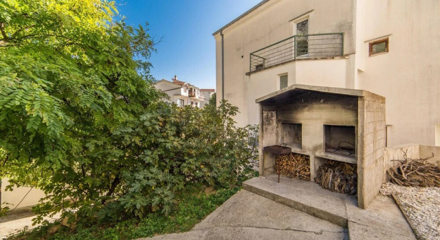 Nice Apartment in Brist With 1 Bedrooms and Wifi, Rezerwuj Apartament Hotele w Split-Dalmatia County z parkingiem, Parking