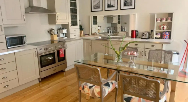 Апартаменты Contemporary Edinburgh 2B City Centre garden flat, close to Castle