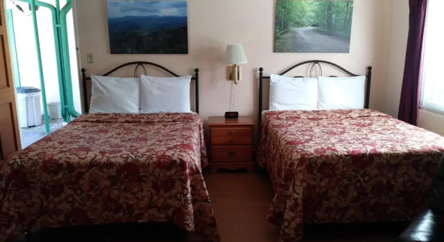 Четырёхместный номер Standard с видом на реку Riverbend Lodging