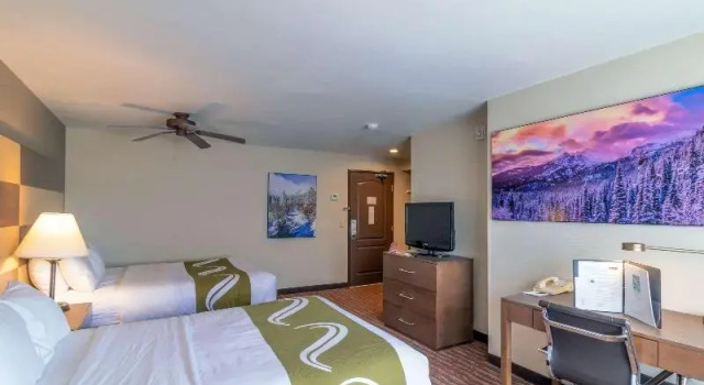Четырёхместный номер Standard Quality Inn near Rocky Mountain National Park