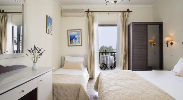 Трёхместный номер Standard с видом на море Contaratos Beach Hotel