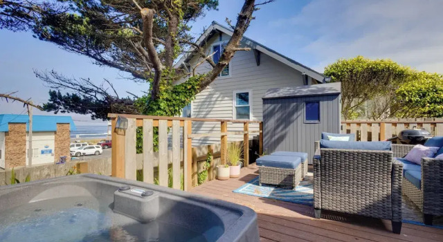 Коттедж Walk to Shore: Rockaway Beach Retreat w/ Hot Tub!