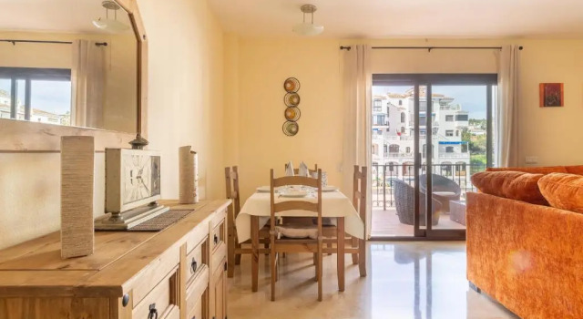 2261-Superb apt on the beach, on Duquesa harbour