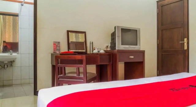 Camera Deluxe RedDoorz @ Cikutra 3