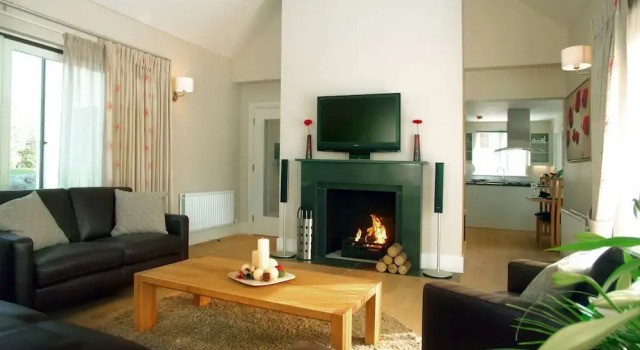 Spacious 4 Bedroom Home to Sleep 8 People Just 5 Mins From Kenmare Town, Book Apartment Hotels in Kerry with Parking, Parking