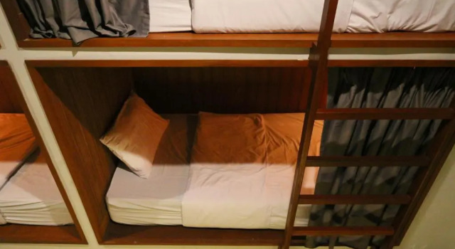 Кровать в общем номере с балконом и с красивым видом из окна Once Again Hostel