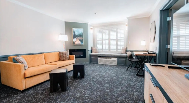 Люкс Standard Hotel NoBo Cascade, Tapestry Collection by Hilton