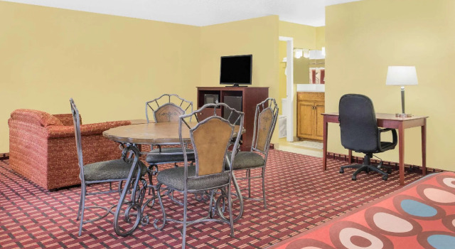 Четырёхместный люкс Super 8 by Wyndham Kerrville TX