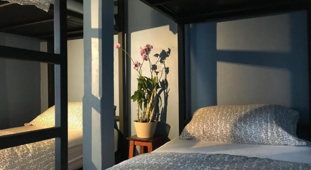 Кровать в общем номере Blue Chang House