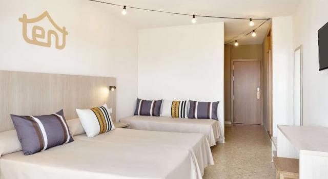 Трёхместный номер с балконом и с видом на море tent Torremolinos