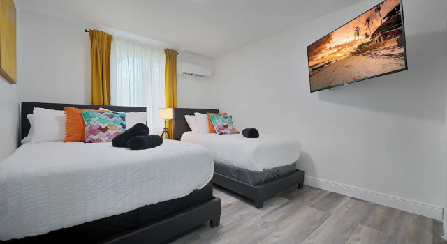 4 to 14 Guests, 2 Kitchens, Jungle Retreat BBQ Patio