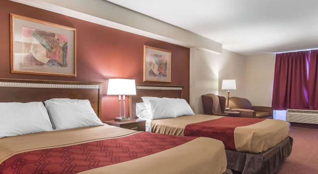 Четырёхместный люкс Econo Lodge