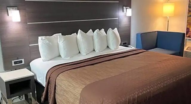 Номер Standard с видом на бассейн Econo Lodge Inn & Suites Near Lackland AFB
