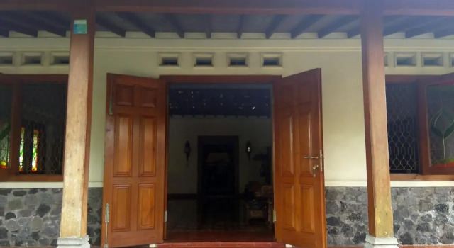 Omah Pitoe Guest House, Book Pension Hoteller i Kraton med parkering, Parkering