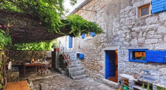 Коттедж 450 year-old house with a garden