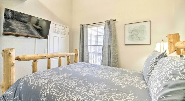 Charming Condo w/ Deck, 4 Mi to Branson Strip
