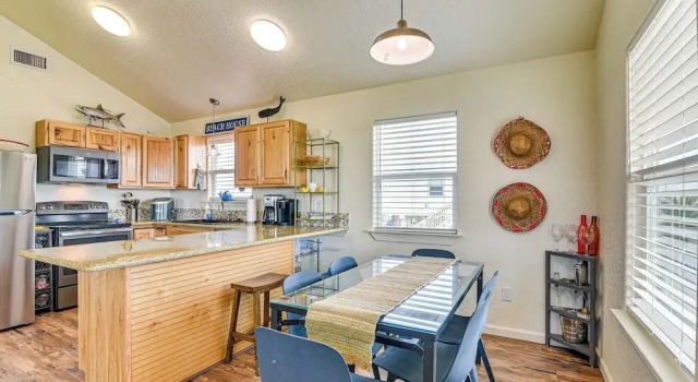 Walk to Beach; Surfside Beach Home w/ Deck, Varaa Lomakoti Mökit kohteessa Houston, Mökki