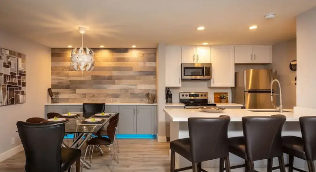 Ultra Modern Old Town Scottsdale 3 Bedroom!, Забронировать Дом для отпуска Отели Скотсдейл с парковкой, Парковка