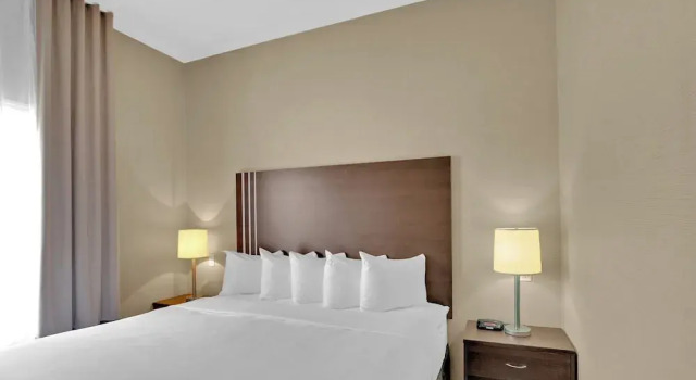 Люкс Duvernay Inn & Suites