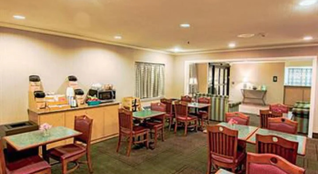 Четырёхместный номер Standard Spark by Hilton Matteson Chicago I 57