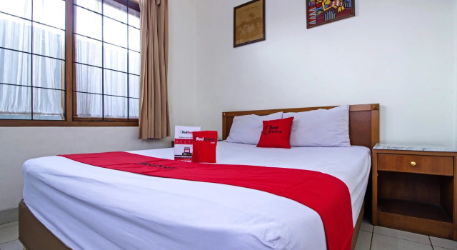 Standard Zimmer Residences by RedDoorz near Rumah Mode