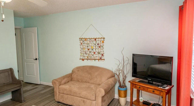 Seawinds 79 - Renovated 2 Bedroom Flat Upstairs Unit Lovely Lagoon View, Rezerwuj Apartament Hotele w Saint Augustine Area z parkingiem, Parking