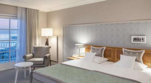 Двухместный номер Standard с балконом и с видом на море A-ROSA Kurhaus Binz