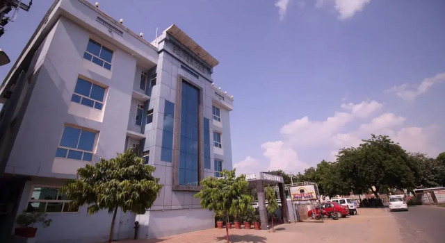 OYO 8177 Hotel Silver Oak, Забронировать Отель Гвалиор штат Мадхья-Прадеш