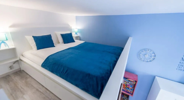 happy home Budapest BLUE
