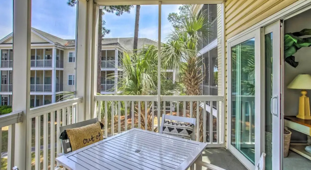 Sunny Coastal Condo ~ 1 Mi to N Myrtle Beach!, Забронировать Апартаменты/квартира Отели Норт-Миртл-Бич с парковкой, рядом с Парк развлечений OD Pavilion, Парковка
