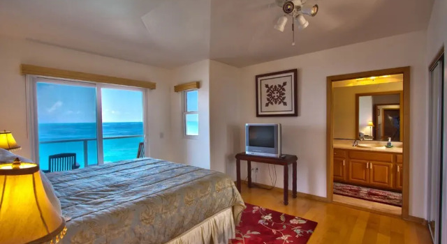Hale Honu Oceanfront by RedAwning