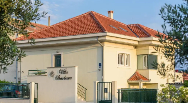 Апартаменты с 3 комнатами Villa Barbara-Kastela with heated pool