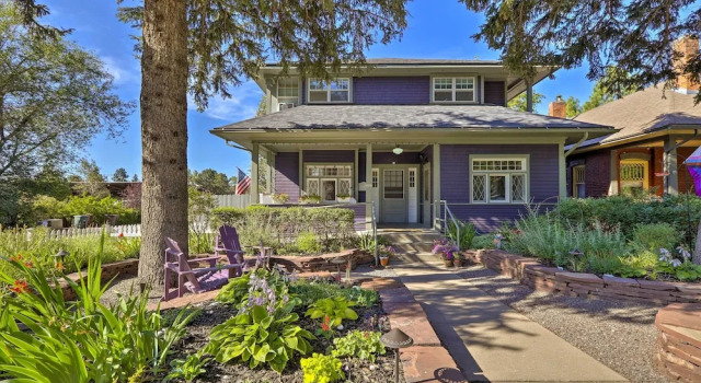 'the Purple House' Apt in Downtown Flagstaff!, Забронировать Апартаменты/квартира Отели Флагстафф с парковкой, рядом с Greater Flagstaff Chamber of Commerce, Парковка