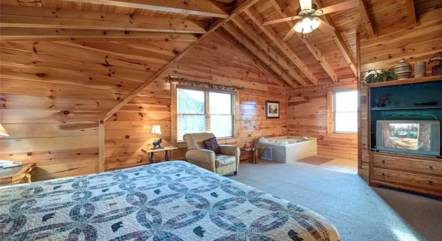 Mountain Paws Retreat 5 Bedroom Home with Hot Tub