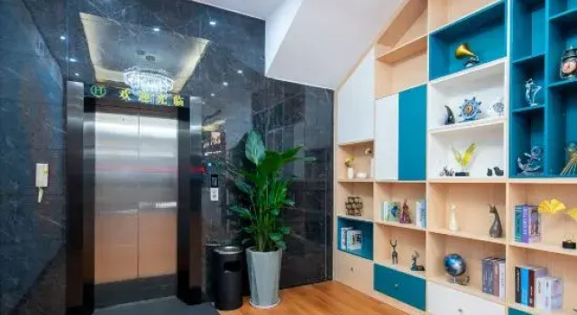 Empire Hotel (Haikou Guoxing RT-Mart Store)