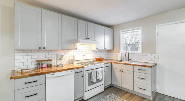 Mökki Close to Downtown & Parks: Modern Anchorage Home
