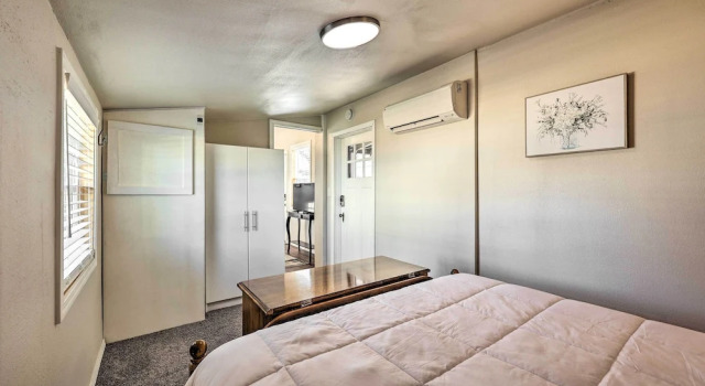 1 Mi to Dtwn Rogers: Convenient Getaway w/ Patio