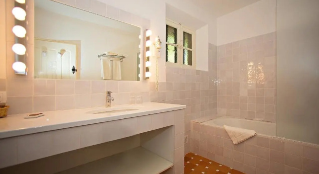 Трёхместный номер Classic Hôtel La Figuière