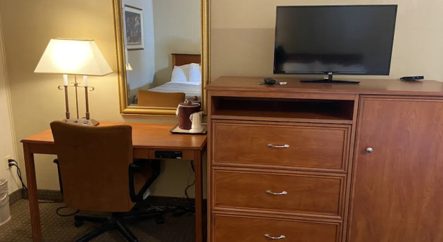 Четырёхместный номер Standard с балконом Snowshoe Motel