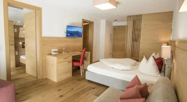 Четырёхместный полулюкс с балконом Alpin Hotel Sonnblick