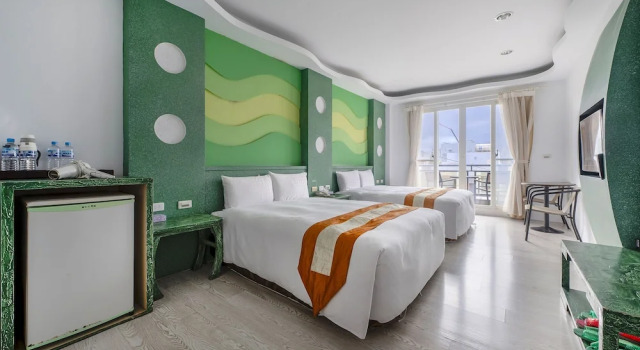Четырёхместный номер Superior с балконом Wei Yuan Hotel